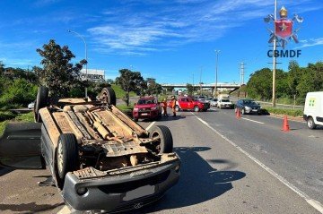 Carro capota na manhã deste sábado (19/4) e causa congestionamento na EPIA Sul.  -  (crédito: CBMDF)