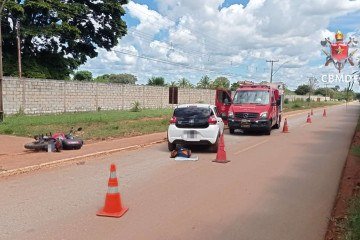 Colisão entre carro e moto deixa dois feridos. -  (crédito: CBMDF)