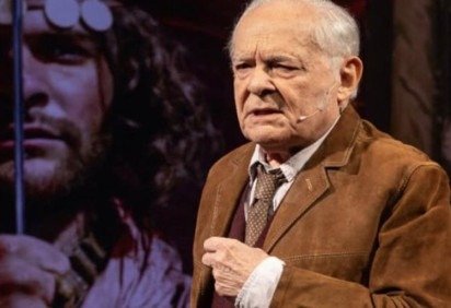 Othon Bastos - 91 anos - É um ator recordista em participações na TV, já tendo participado de mais de 80 produções entre novelas, séries e minisséries. Atualmente, o artista segue na ativa com a apresentação do monólogo 'Não Me Entrego, Não'. -  (crédito: Reprodução Instagram)