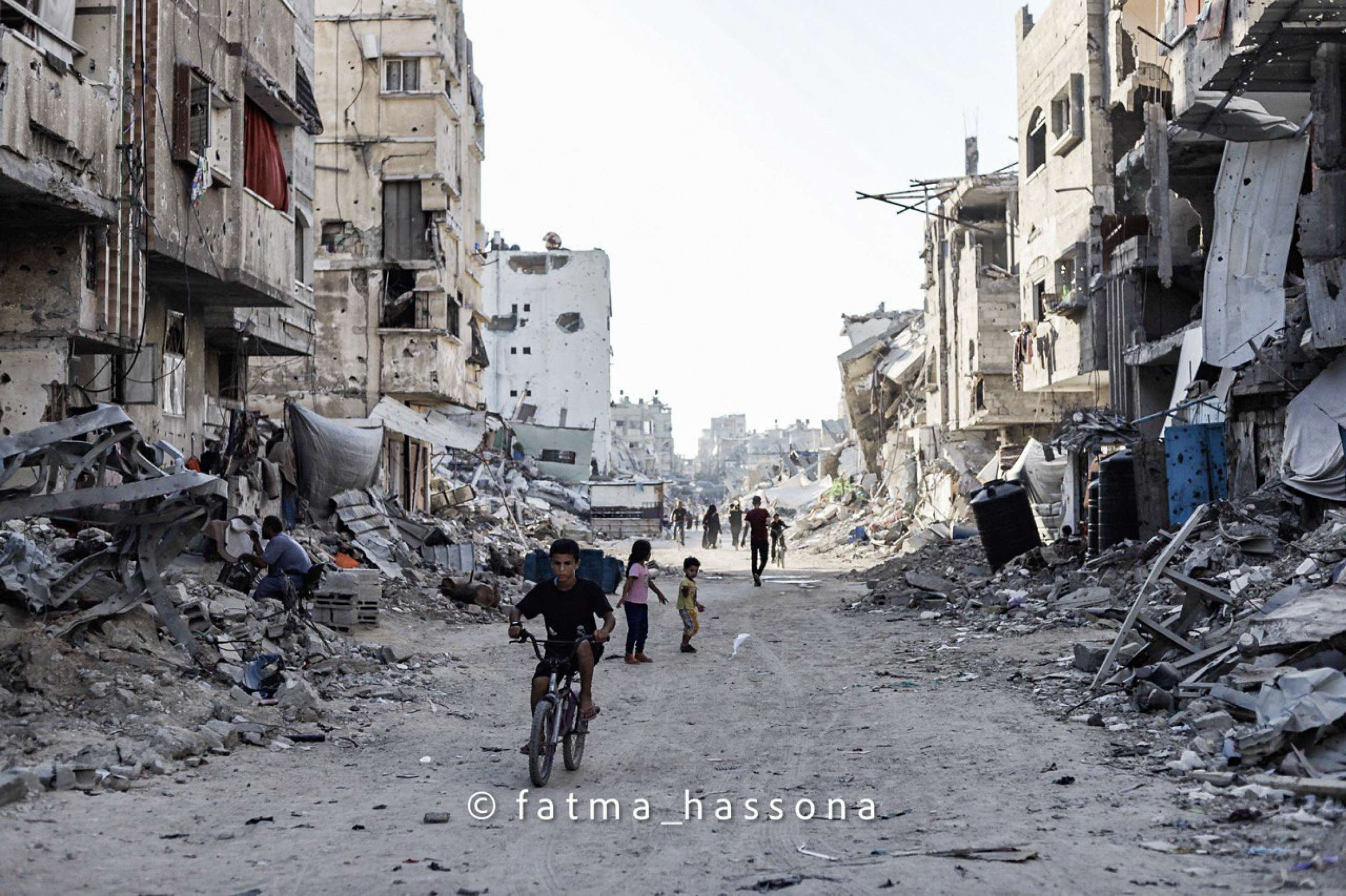 Crianças em meio aos escombros de bairro devastado pela guerra, na Cidade de Gaza 