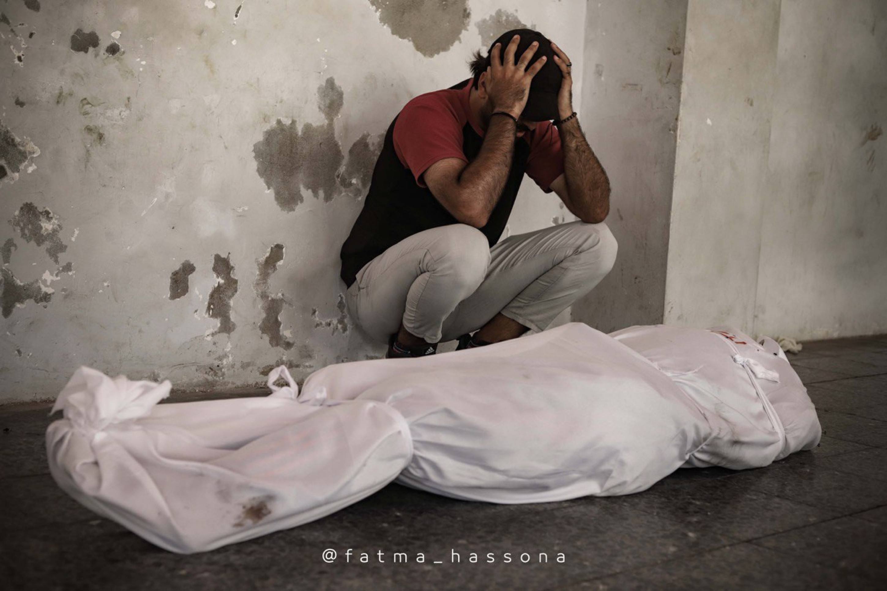 Um homem chora diante do corpo de parente morto em ataque aéreo de Israel