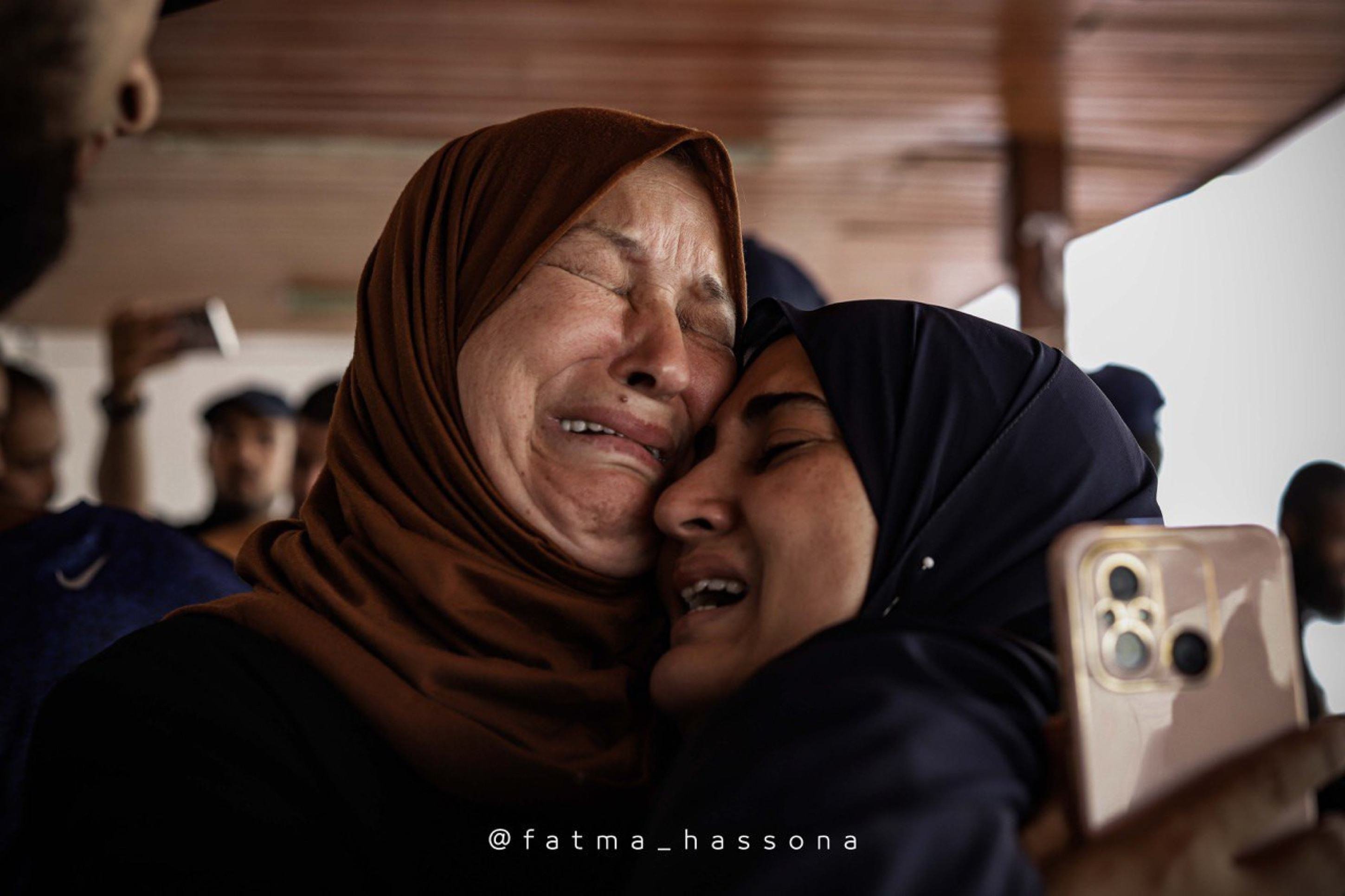 A fotojornalista também captava imagens de dor, luto e medo entre a população 