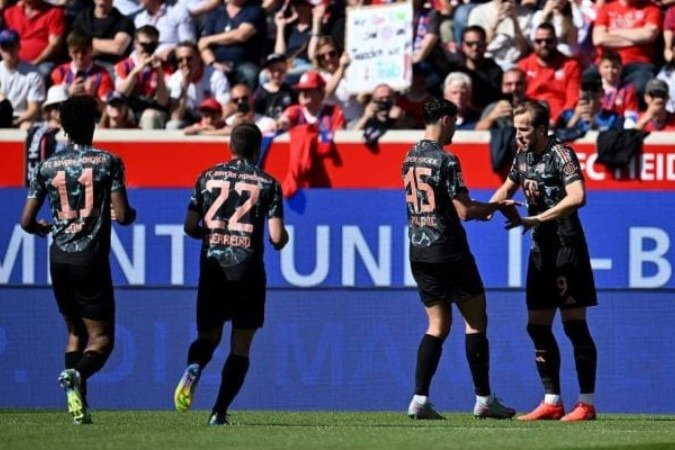 Kane, mais à direita, é celebrado logo após fazer o primeiro gol do Bayern sobre o Heidenheim - (crédito: Foto: Christian Kaspar-Bartke/Getty Images) Kane, mais à direita, é celebrado logo após fazer o primeiro gol do Bayern sobre o Heidenheim - (crédito: Foto: Christian Kaspar-Bartke/Getty Images)