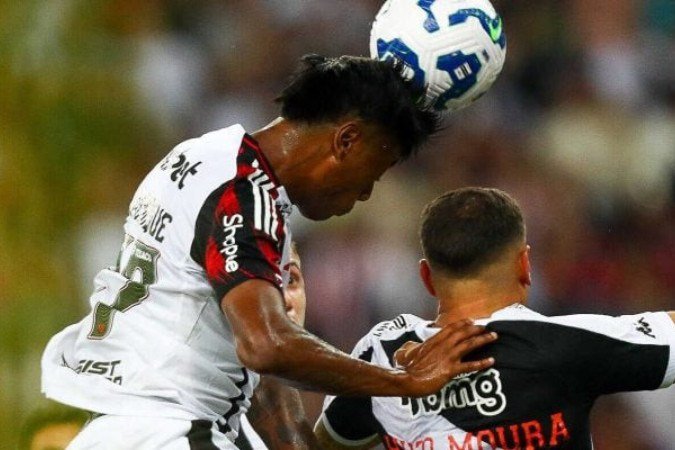 Hugo Moura e Bruno Henrique disputam a bola durante o Vasco x Flamengo no Maracanã - (crédito: Foto: Gilvan de Souza/Flamengo) Hugo Moura e Bruno Henrique disputam a bola durante o Vasco x Flamengo no Maracanã - (crédito: Foto: Gilvan de Souza/Flamengo)