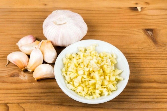 O alho é um ingrediente saboroso e aromático e possui propriedades nutricionais que podem contribuir para uma dieta saudável (Imagem: ThamKC | Shutterstock) - (crédito: EdiCase) O alho é um ingrediente saboroso e aromático e possui propriedades nutricionais que podem contribuir para uma dieta saudável (Imagem: ThamKC | Shutterstock) - (crédito: EdiCase)