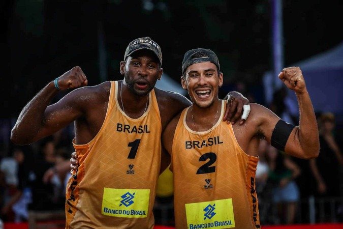 Evandro e Arthur Lanci venceram partidas dramáticas e estão na semifinal masculina da etapa de Brasília do circuito mundial de vôlei de praia - (crédito: Volleyball World/Divulgação) Evandro e Arthur Lanci venceram partidas dramáticas e estão na semifinal masculina da etapa de Brasília do circuito mundial de vôlei de praia - (crédito: Volleyball World/Divulgação)
