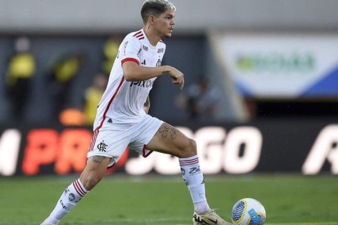   AYRTON LUCAS – Manteve a sua média, bem mais apagada do que nas temporadas anteriores. Veloz, mas sem grandes soluções no apoio e um pouco falho no posicionamento defensivo. Bobeou ao não colar em Vegetti em cabeçada do atacante. NOTA 5,5. Foto: Gilvan de Souza/Flamengo