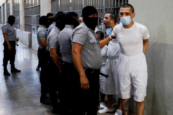 Dezenas de migrantes foram transferidos dos EUA para a prisão de Cecot, em El Salvador, sem passar pelos tribunais - (crédito: Reuters) Dezenas de migrantes foram transferidos dos EUA para a prisão de Cecot, em El Salvador, sem passar pelos tribunais - (crédito: Reuters)