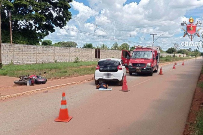 Colisão entre carro e moto deixa dois feridos. - (crédito: CBMDF) Colisão entre carro e moto deixa dois feridos. - (crédito: CBMDF)