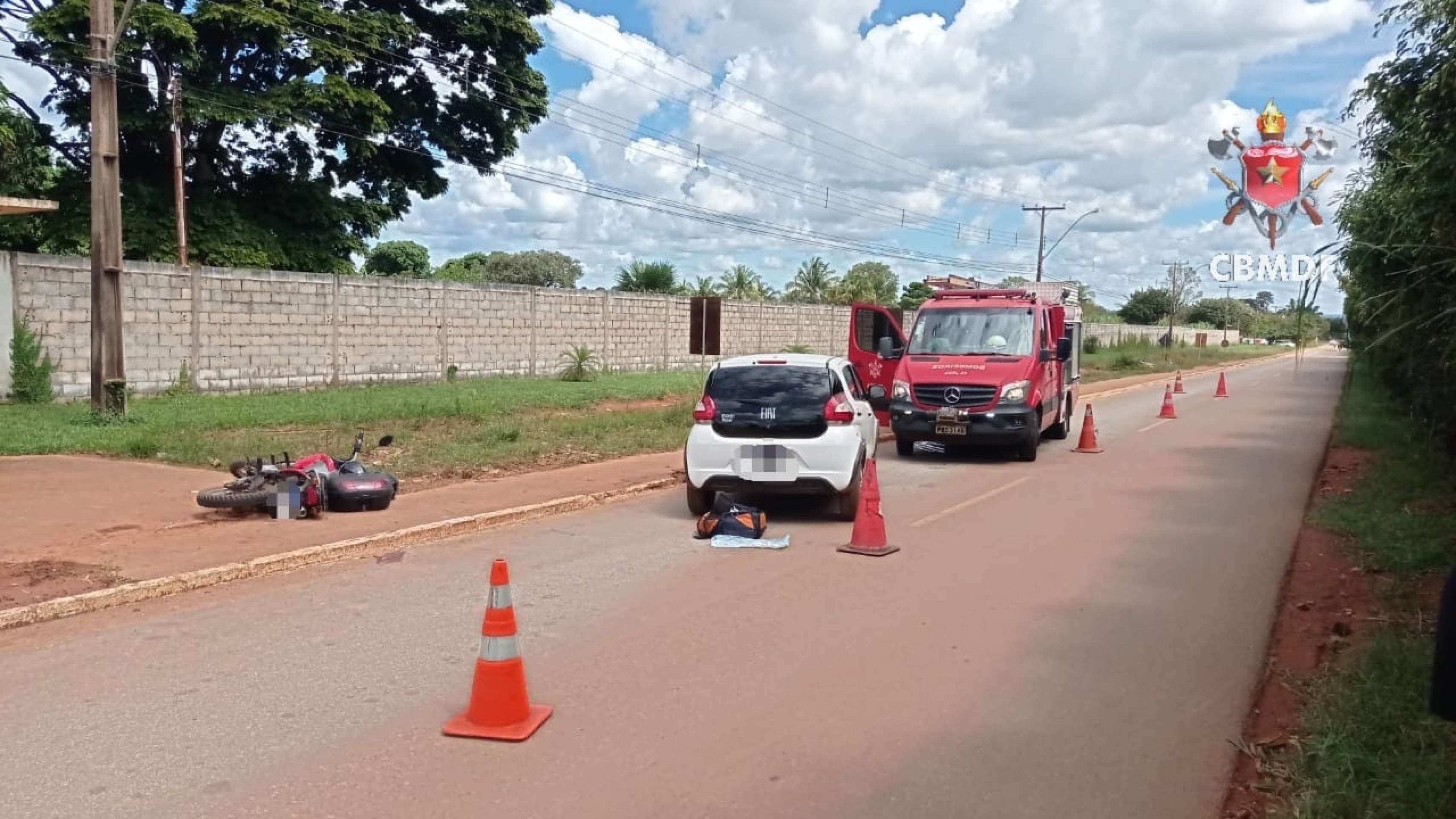 Colisão entre carro e moto deixa dois feridos no Núcleo Rural Casa Grande