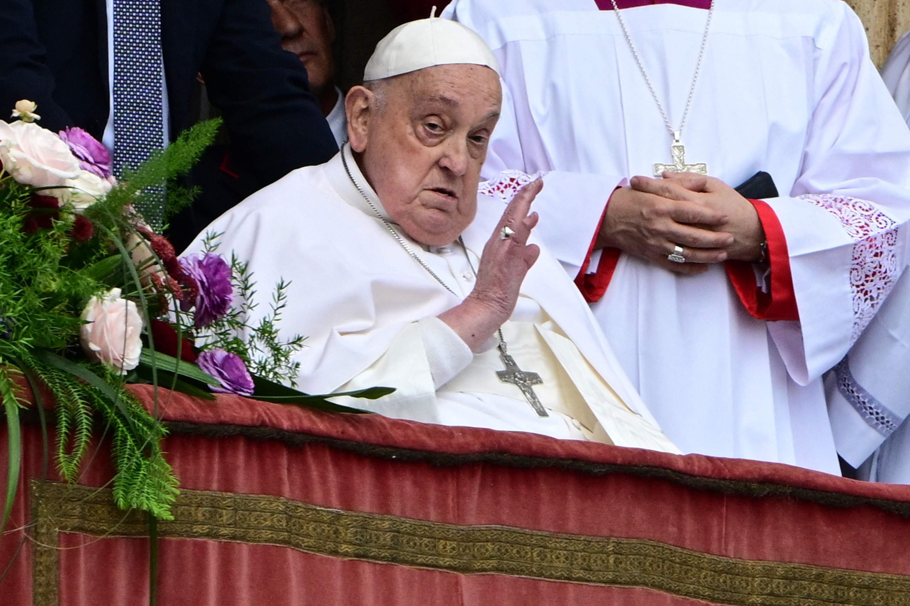 Papa Francisco surpeendeu fiéis e compareceu à celebração de páscoa com a leitura da mensagem Urbi et Orbi       