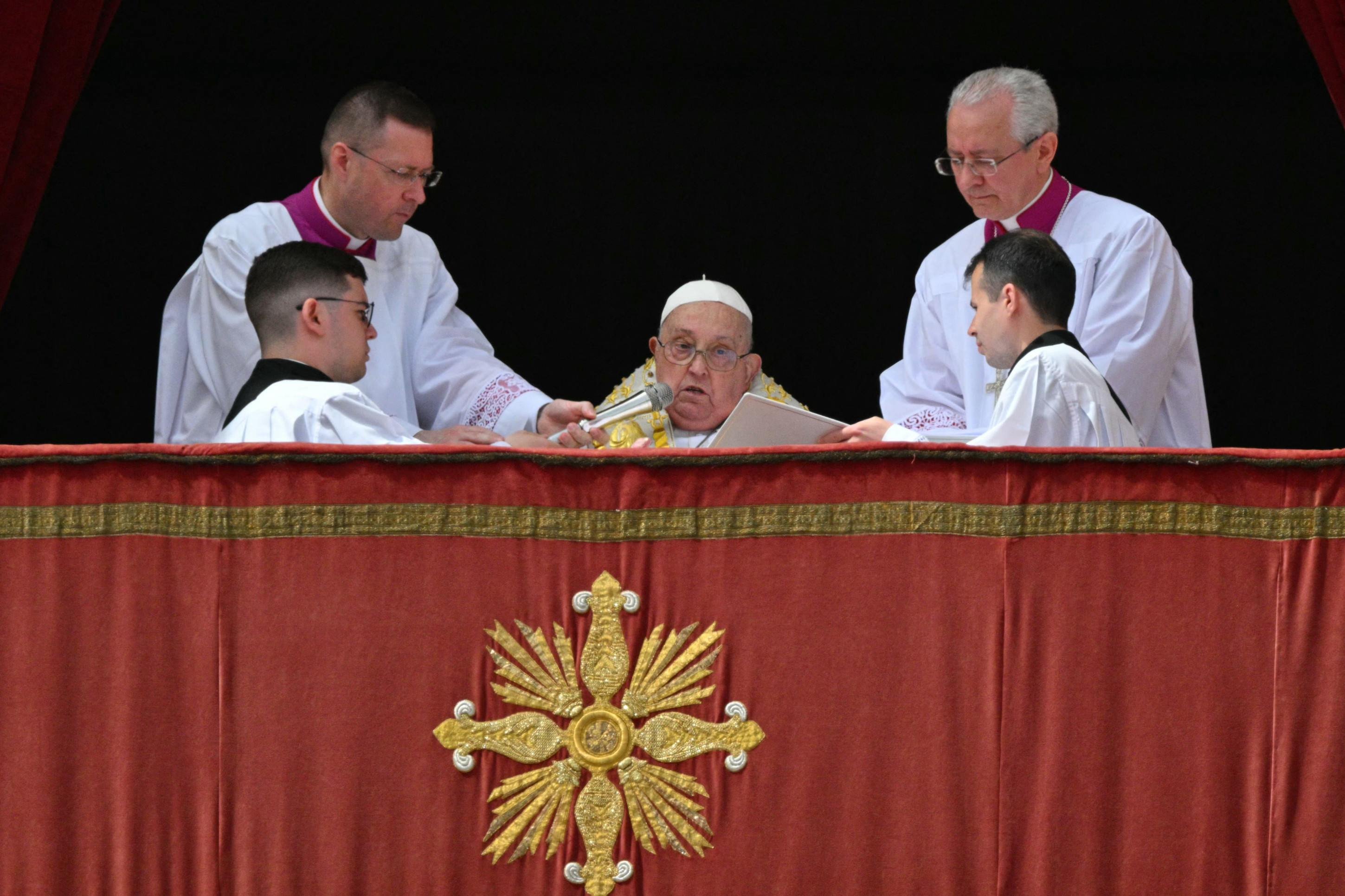 Papa Francisco surpeendeu fiéis e compareceu à celebração de páscoa com a leitura da mensagem Urbi et Orbi             