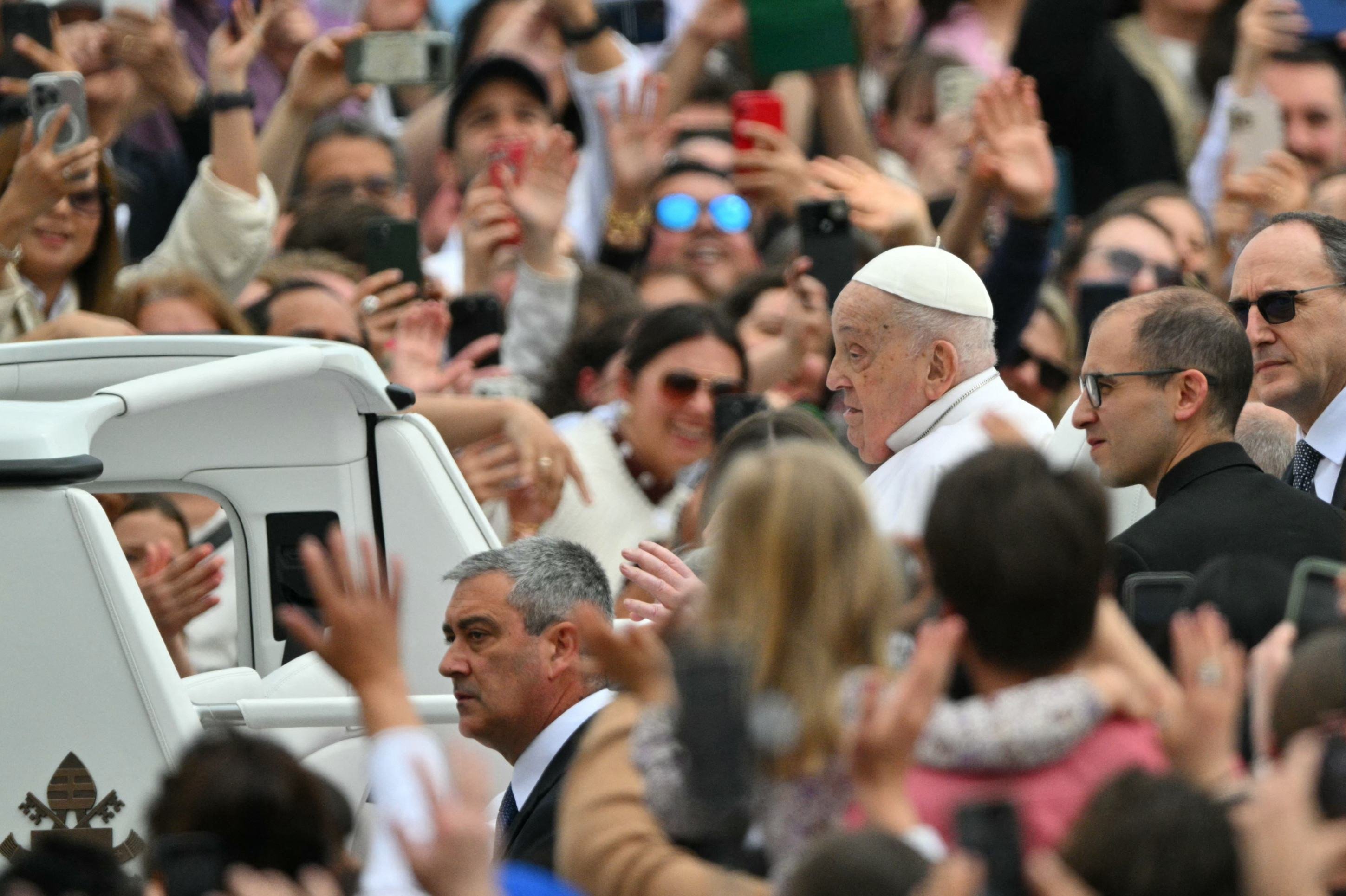 Papa esteve entre os fiéis na praça São Pedro na manhã deste domingo de Páscoa e acenou para os presentes             