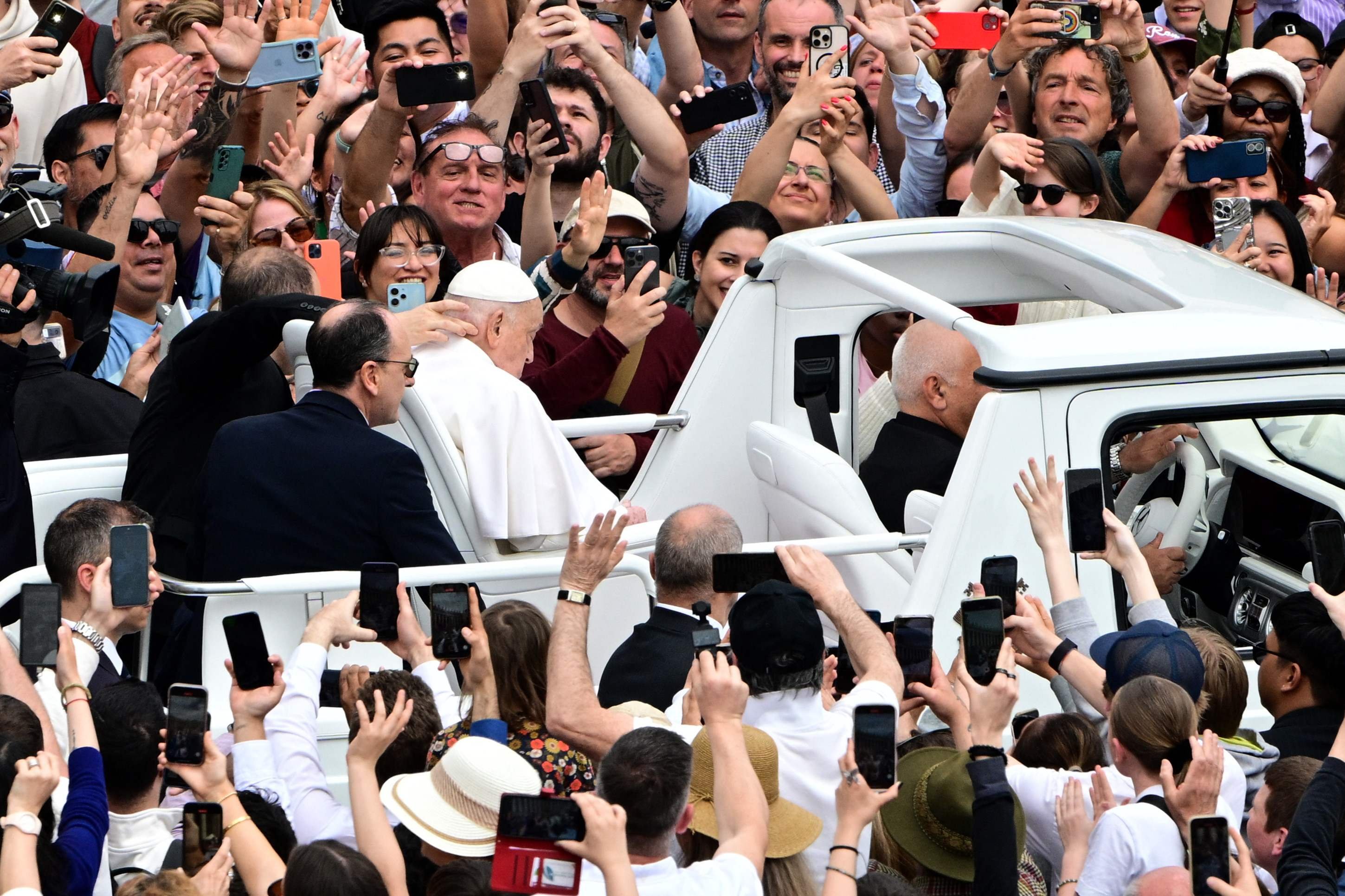 Papa esteve entre os fiéis na praça São Pedro na manhã deste domingo de Páscoa e acenou para os presentes       