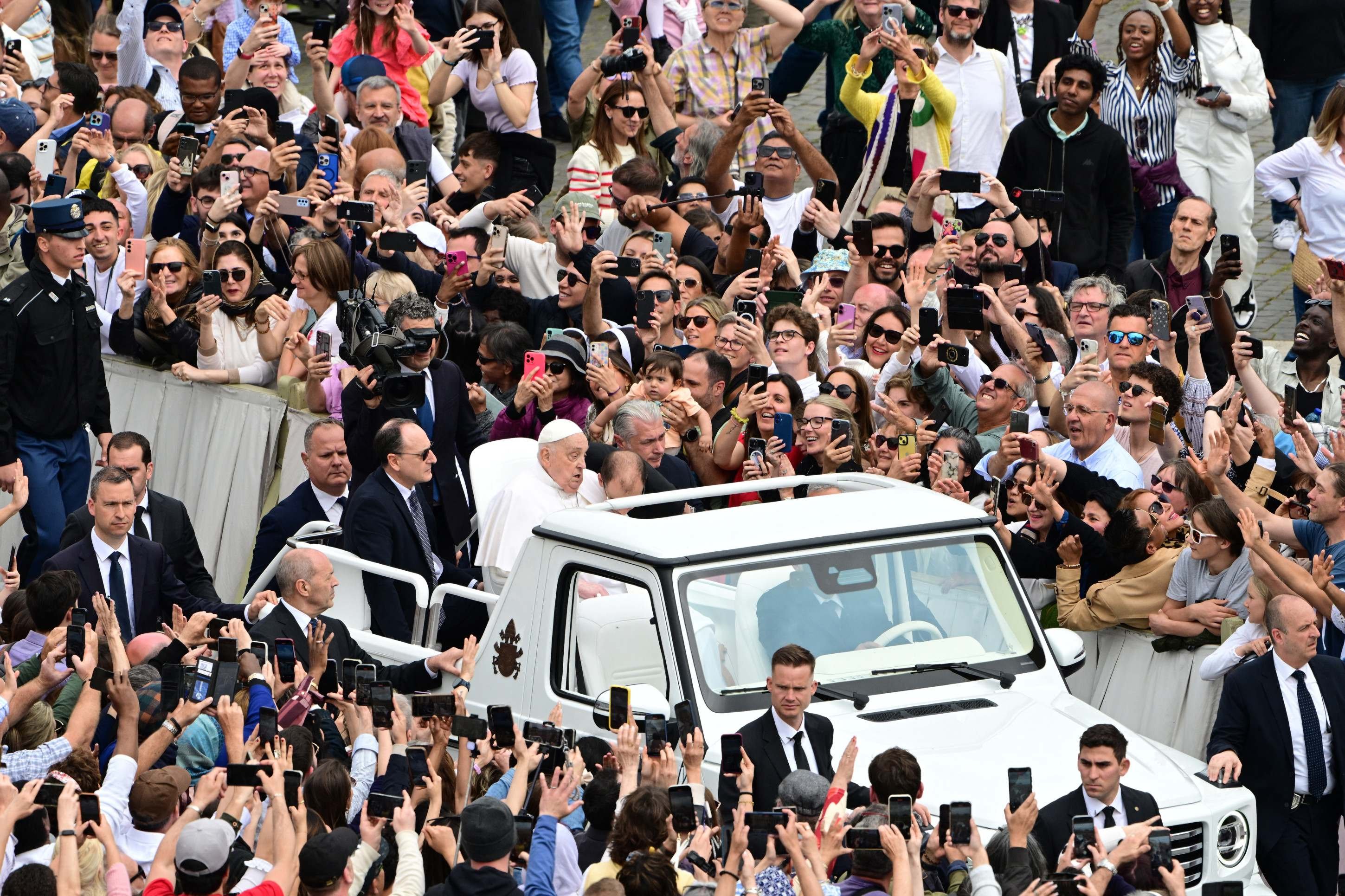 Papa Francisco surpeendeu fiéis e acenou para os presentes na Praça São Pedro na manhã desta Páscoa             