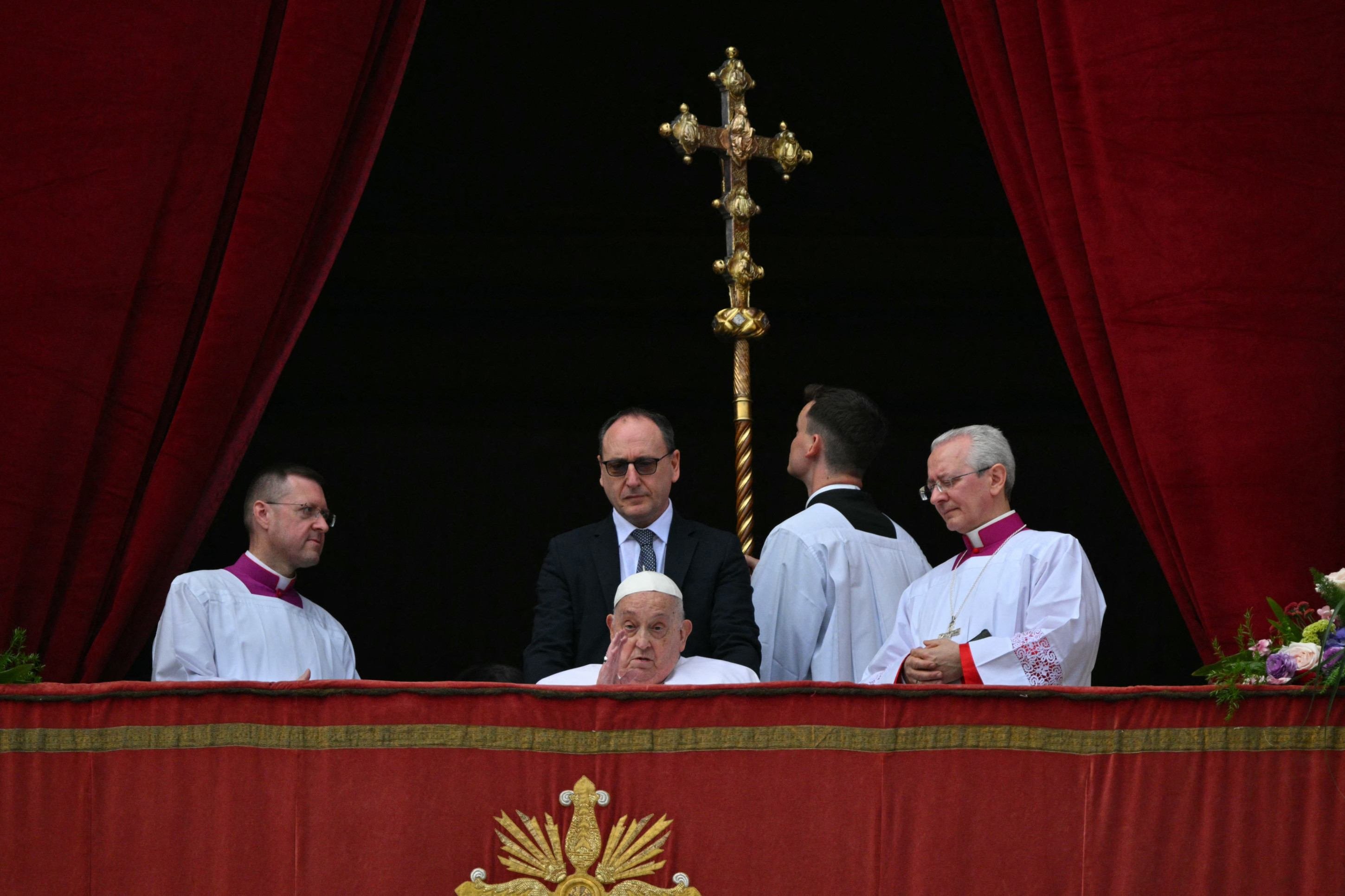 Papa Francisco surpeendeu fiéis e compareceu à celebração de páscoa com a leitura da mensagem Urbi et Orbi             