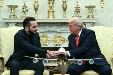 Bukele selou com Trump uma aliança que permitiu aos Estados Unidos enviar centenas de deportados, sobretudo venezuelanos, para uma megaprisão salvadorenha com capacidade para 40.000 detentos -  (crédito: Brendan SMIALOWSKI / AFP)