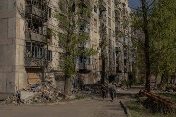 Mais cedo, Zelensky acusou a Rússia de violar o cessar-fogo e contabilizou 26 ataques em 12 horas. O governo ucraniano propõe a extensão do cessar-fogo para 30 dias após a Páscoa -  (crédito: Roman PILIPEY / AFP)