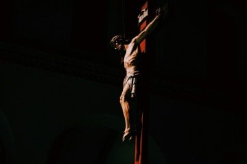 A informação poderia amparar passagens da Bíblia acerca da morte de Jesus, como no Evangelho de Mateus. 'Do meio-dia às três da tarde, trevas cobriram toda a terra', diz o versículo 27:45 -  (crédito:  Gianna B/Unsplash)