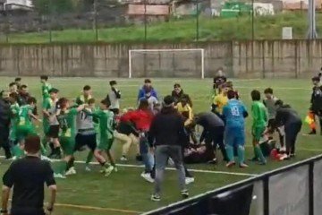 Jogo entre Sporting Clube de Cruz e Meyrin FC, da Suíça, ficou marcado por agressões de parte da torcida local a dois atletas da equipe suíça -  (crédito: Reprodução de Vídeo)