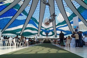 Com expectativa de reunir cerca de 50 mil fiéis ao longo do dia (19/6), a celebração deste ano inclui a confecção de um tapete de 125 metros, missa campal e procissão com o Santíssimo Sacramento. -  (crédito: Ana Carolina Alves)