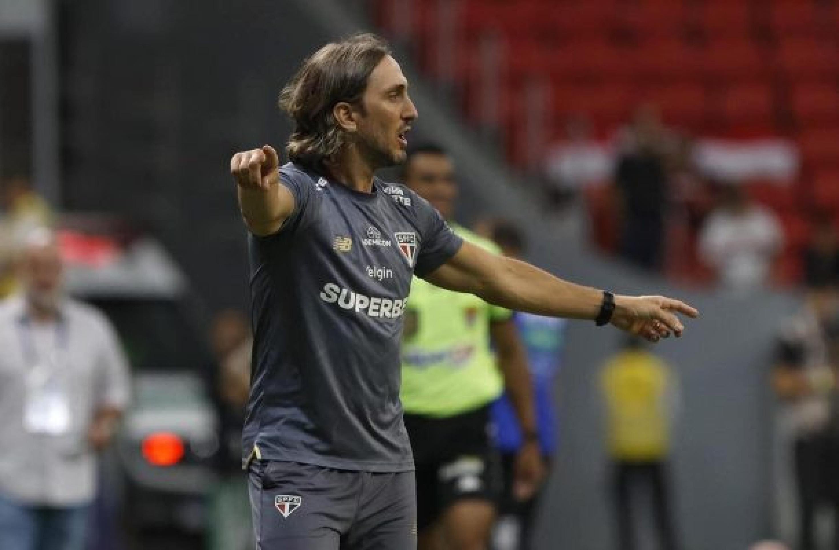 Zubeldía explica oscilação do São Paulo em vitória sobre o Santos