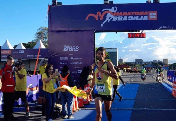 Marcos Cruz chegou em 1&ordm; lugar na meia-maratona Bras&iacute;lia na manh&atilde; deste domingo (20/4). -  (crédito: Letícia Mahoumad / CB/DaPress)