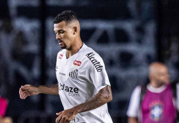 ZÉ IVALDO - Evitou um gol em cima da linha, mas o lance acabou anulado por impedimento. Raul Baretta/Santos