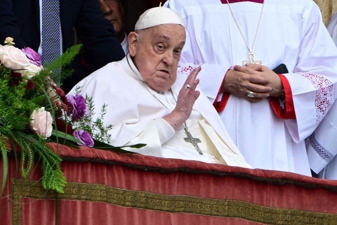 Papa Francisco surpeendeu fiéis e compareceu à celebração de páscoa com a leitura da mensagem Urbi et Orbi        -  (crédito:  AFP)
