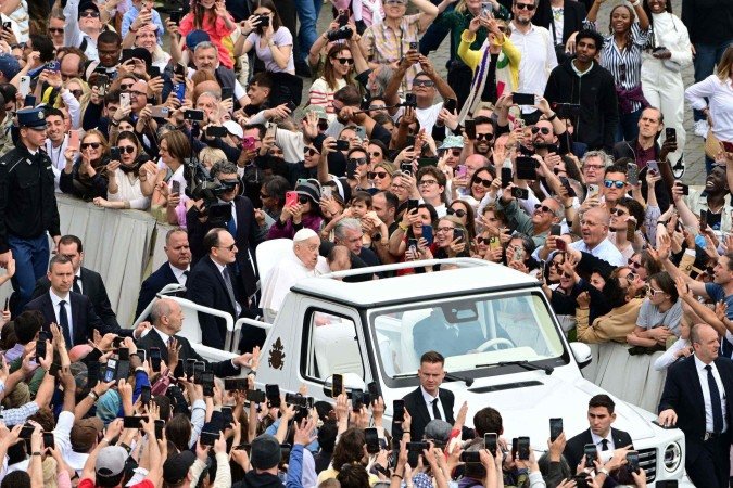 Papa Francisco surpeendeu fiéis e acenou para os presentes na Praça São Pedro na manhã desta Páscoa              -  (crédito:  AFP)