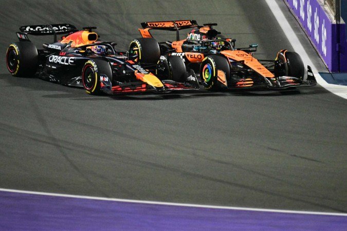 Primeira curva da prova foi decisiva para a vitória de Piastri após a penalização de Verstappen por cortar o percursso - (crédito: AFP) Primeira curva da prova foi decisiva para a vitória de Piastri após a penalização de Verstappen por cortar o percursso - (crédito: AFP)