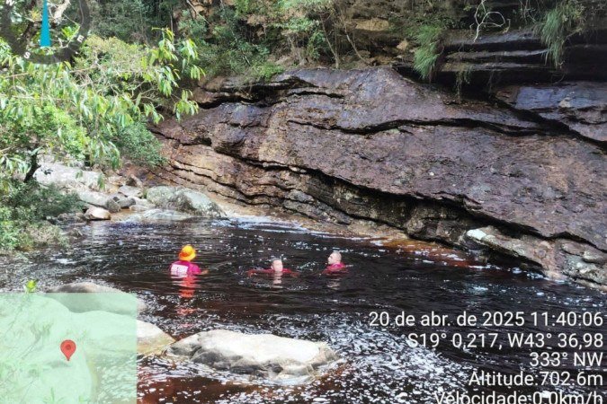 Bombeiros encontraram corpo do casal no início da tarde deste domingo (20/4) - (crédito: CBMMG) Bombeiros encontraram corpo do casal no início da tarde deste domingo (20/4) - (crédito: CBMMG)