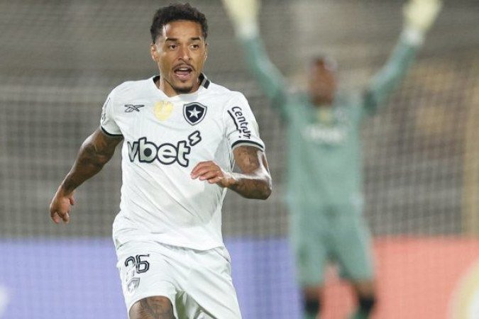 GREGORE - Começou bem e foi piorando a ponto de ficar irreconhecível. Bobeou no lance do gol do Galo. Deixou Rubens, às suas costas, cabecear. Na sequência, errou passes bobos, proporcionou contra-ataques ao Galo e deixou a retaguarda desprotegida - NOTA: 1,0 - Foto: Vitor Silva/Botafogo 