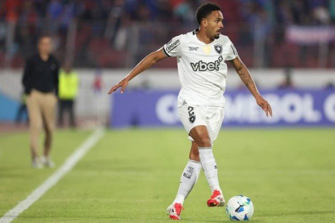 VITINHO - Comunicou-se mal tanto na defesa quanto no ataque e atrapalhou os companheiros nos dois setores. Matou avanços promissores e quase complica a vida de John. Um desastre em todas as faixas do campo. Não acertou nada - NOTA: 1,5 - Foto: Vitor Silva/Botafogo 