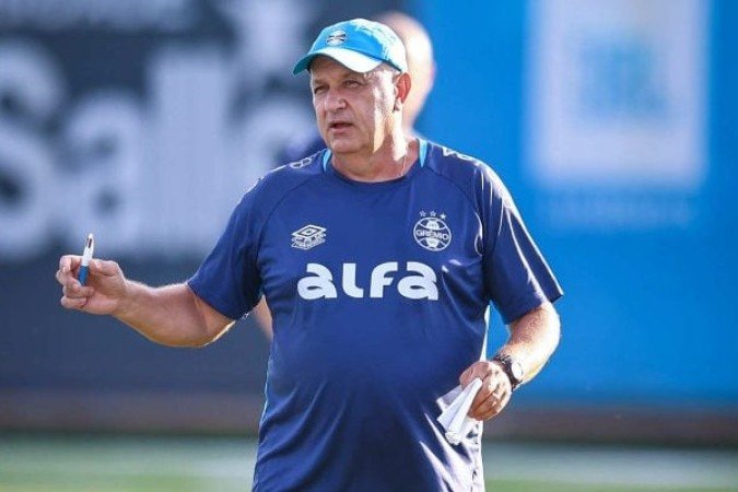 TÉCNICO (Interino): JAMES FREITAS - Neste jogo, colocou Monsalve no time titular, apostando na qualidade de passe do jogador. O seu time teve muita raça e conseguiu um bom resultado, Vai entregar ao novo treinador um tiem que não perdeu o Gre-Nal. NOTA 7,0.Foto: Lucas Uebel/Grêmio