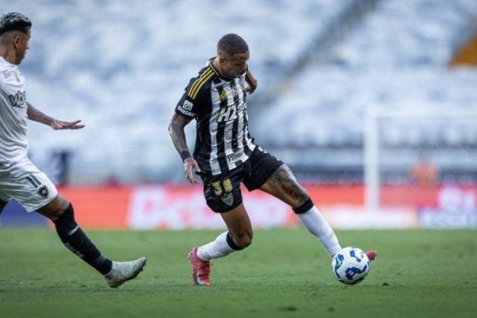 CAIO PAULISTA - Muito mal, tanto no apoio quanto na retaguarda. Deixou muitos espaços pelo corredor esquerdo, sendo vencido facilmente port Artur. Foi sacado no intervalo. NOTA 5,0 -  Foto: Pedro Souza / Atlético