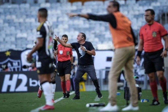 TÉC. CUCA - O time teve a posse durante boa parte da primeira etapa, mas não achou espaços para avançar e criou pouco. Mas o treinador teve o mérito de voltar do intervalo com Scarpa e, em especial, Gabriel Menino. No começo da etapa final, o time chegou ao gol de bola parada e ainda teve a vida facilitada quando o adversário ficou com um jogador a menos. O Galo foi dominante e desperdiçou chances. NOTA 7,0 -  Foto: Pedro Souza / Atlético