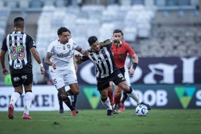 HULK - Sem muita opção, buscou jogadas individuais sem sucesso. Faltou carimbar a pontaria quando teve algumas chances de finalizar. Experiente, percebeu que deveria contribuir para o coletivo, e assim o fez. NOTA 6,0 -  Foto: Pedro Souza / Atlético