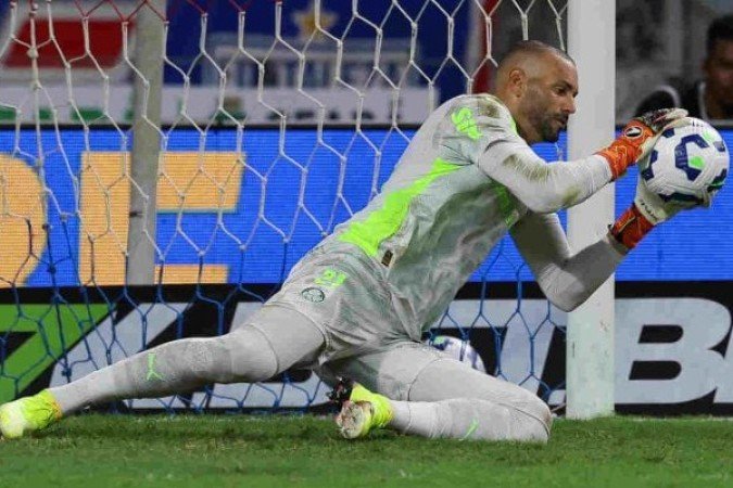 WEVERTON - Goleiro não costuma marcar gols. Mas Weverton pegou um pênalti de Lucero aos 45+3' da etapa final, garantindo uma importantíssima vitória aos líderes do Brasileirão. NOTA 9,0. Foto: Cesar Greco/Palmeiras/by Canon