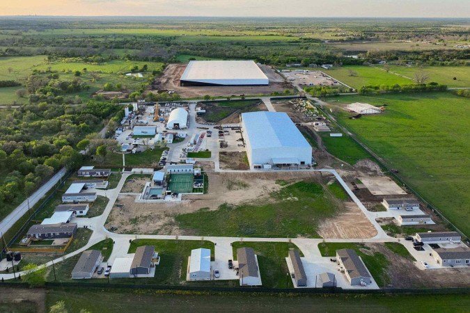 A entrada para um pequeno conjunto de lojas e instalações perto da sede corporativa de Musk - (crédito: BBC/Mike Wendling) A entrada para um pequeno conjunto de lojas e instalações perto da sede corporativa de Musk - (crédito: BBC/Mike Wendling)
