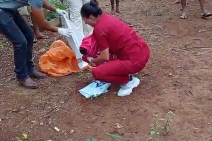 Recém-nascido é encontrado abandonado em lote com pé e orelha amputados - (crédito: Redes Sociais) Recém-nascido é encontrado abandonado em lote com pé e orelha amputados - (crédito: Redes Sociais)