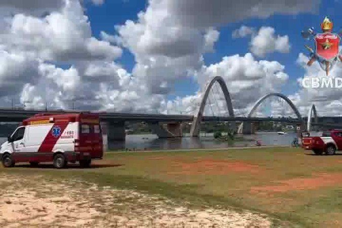 Homem se afoga no Lago Paranoá e é resgatado por Corpo de Bombeiros. - (crédito: CBMDF) Homem se afoga no Lago Paranoá e é resgatado por Corpo de Bombeiros. - (crédito: CBMDF)