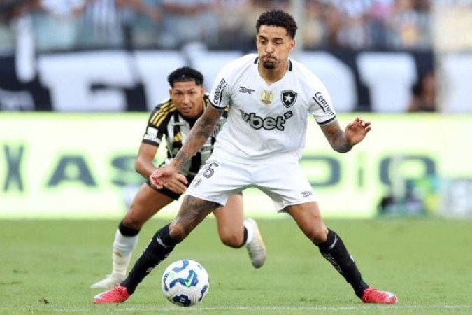 RONY - Não prevaleceu diante da marcação em jogadas pela direita. Teve uma boa chance em cabeceio, mas parou no goleiro John. Entregou, como sempre, muita disposição e correria. NOTA 5,5 -  Foto: Vitor Silva/Botafogo