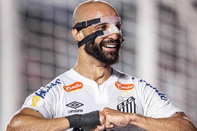 THACIANO - Substituiu JoÃ£o Schmidt com a missÃ£o de deixar o time mais ofensivo. E fez isso com Ãªxito, quase marcando um golaÃ§o de cabeÃ§a - Nota 7,0 - DivulgaÃ§Ã£o/Santos