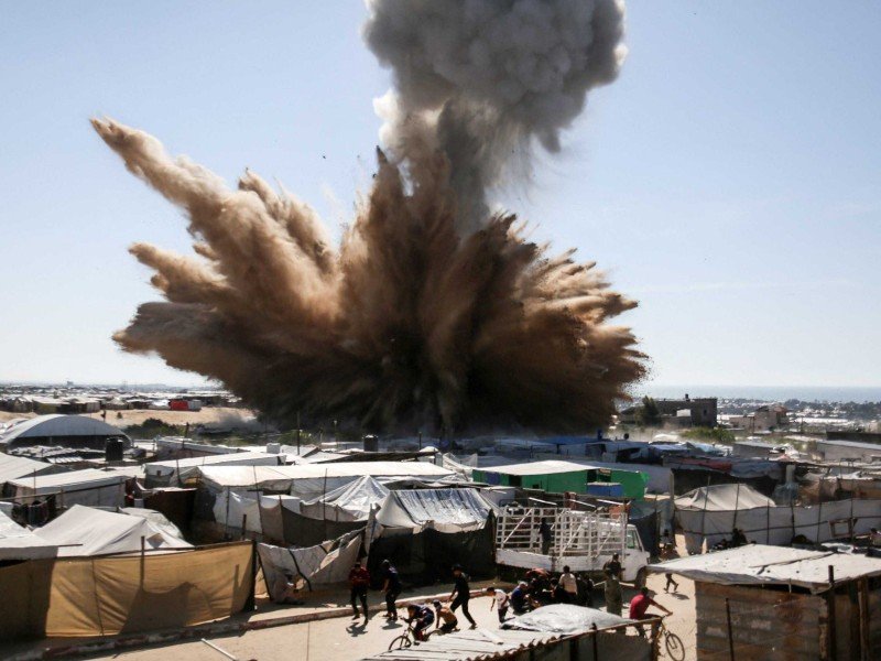 A Defesa Civil de Gaza informou mais cedo que ataques israelenses em Gaza tinham matado 100 pessoas na sexta-feira. -  (crédito:  AFP)
