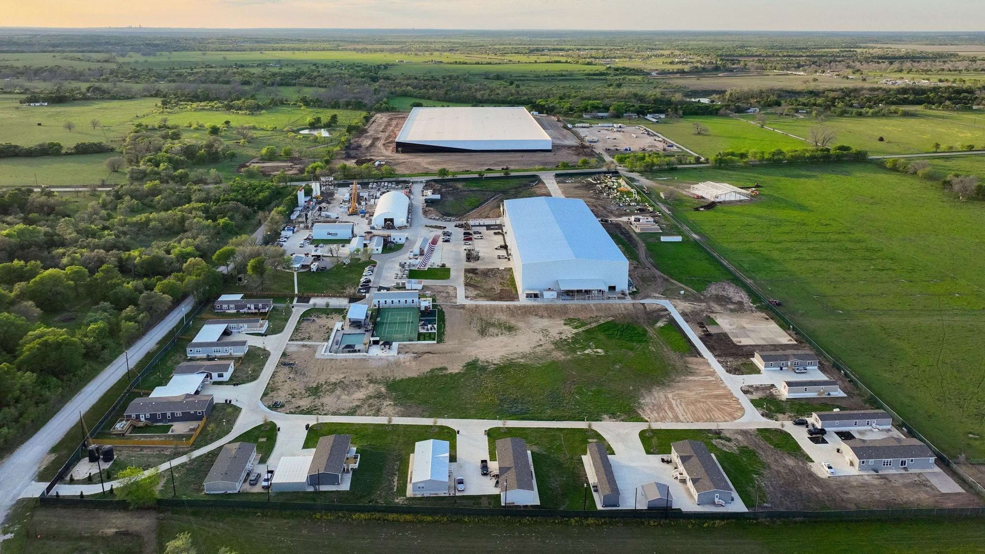 A entrada para um pequeno conjunto de lojas e instalações perto da sede corporativa de Musk -  (crédito: BBC/Mike Wendling)