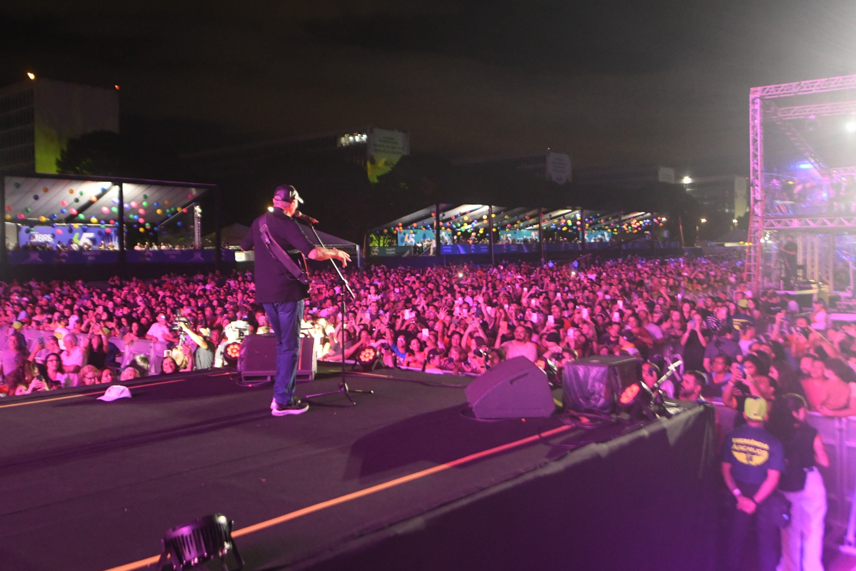  Comemora&ccedil;&atilde;o do Anivers&aacute;rio de Brasilia.   Show da cantor Raimundo Fagner  