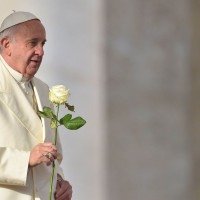 O Papa Francisco leva uma rosa branca à Virgem Maria durante sua audiência geral semanal na Praça de São Pedro, no Vaticano, em 9 de dezembro de 2015       -  (crédito:   Vincenzo Pinto / AFP)