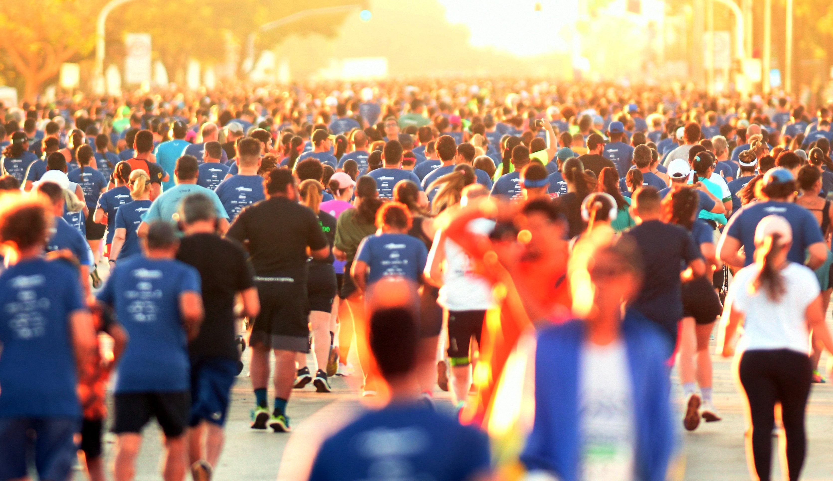 Um mar de gente viu o nascer do sol na largada da prova