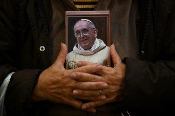 Fiel abraça o retrato de Francisco durante missa na Basílica San Jose de Flores, em Buenos Aires  -  (crédito: Luis Robayo/AFP)